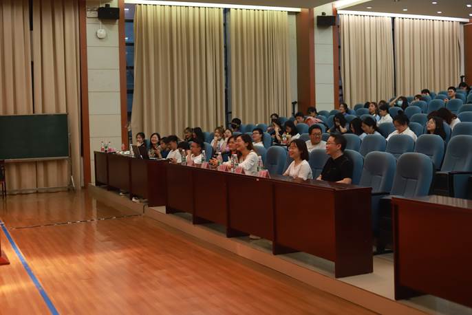图三:师生和主讲嘉宾现场互动